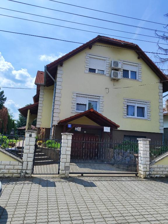 a house with a gate and a fence at Missy House in Igricetanya