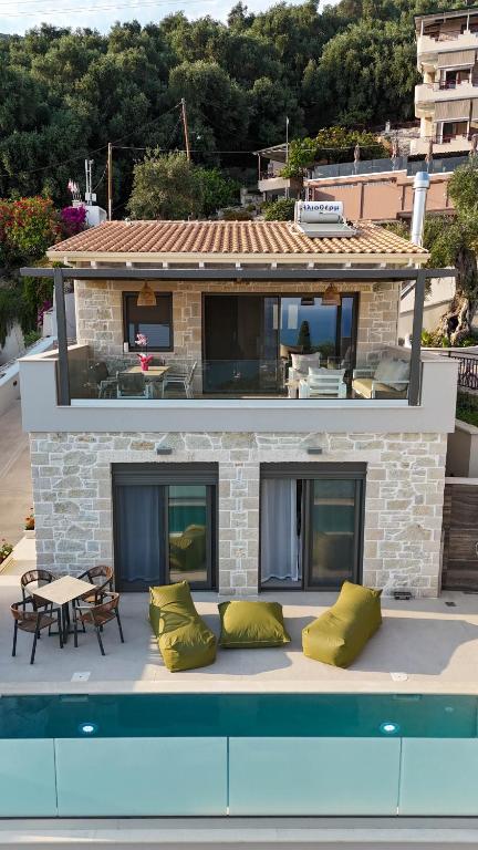 帕尔加Villa Maraboo的一栋前面有游泳池的房子