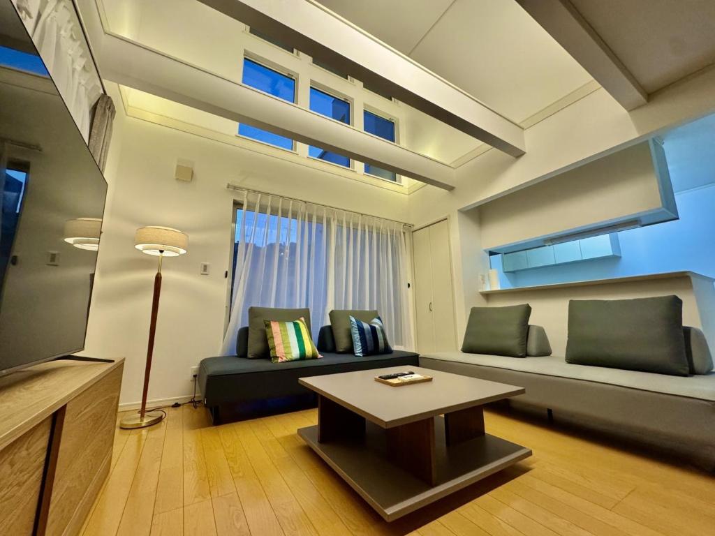 名古屋市にあるNagoya - House - Vacation STAY 19143のソファとテーブルのあるリビングルーム