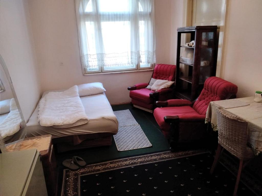 una sala de estar con un sofá y una silla en Terazije Beograd, en Belgrado