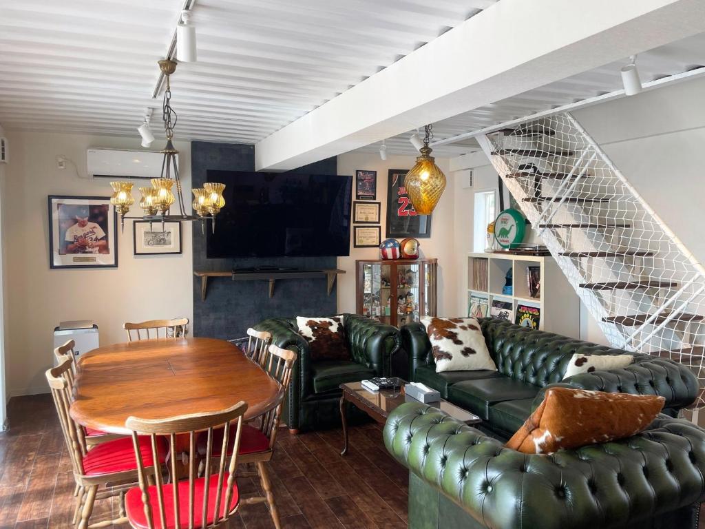 a living room with a green couch and a table at Vamos Villa Tokunoshima - Vacation STAY 19395v in San