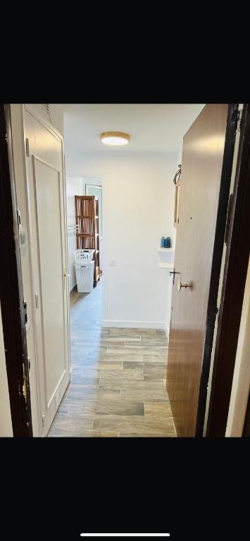 Cette chambre dispose d'un couloir avec une porte et un étage. dans l'établissement Appartement F2 Nice Ouest, à Nice