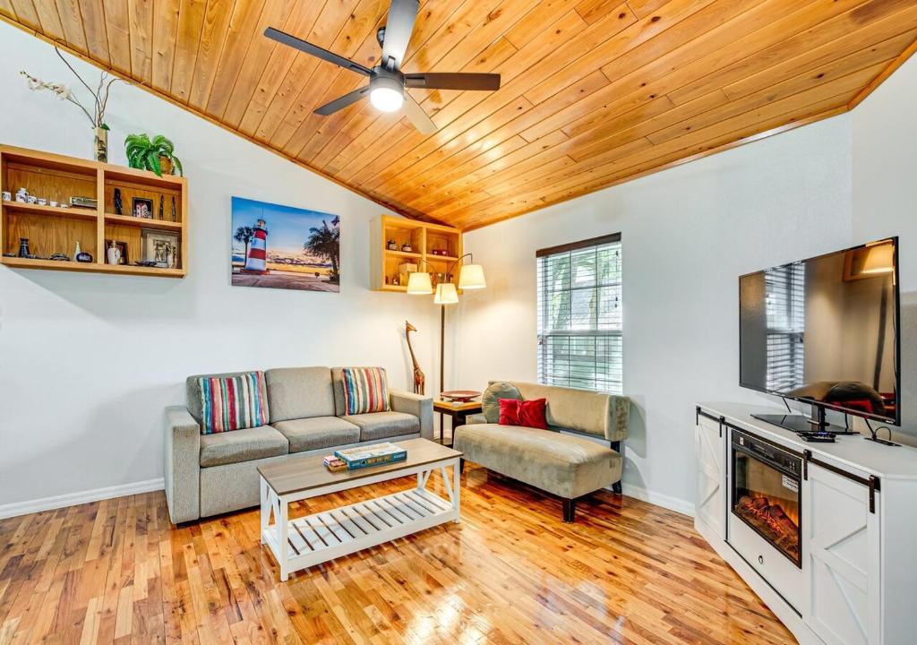 Una sala de estar con un sofá y una chimenea. en Cozy Bungalow Steps from Downtown Mount Dora, en Mount Dora