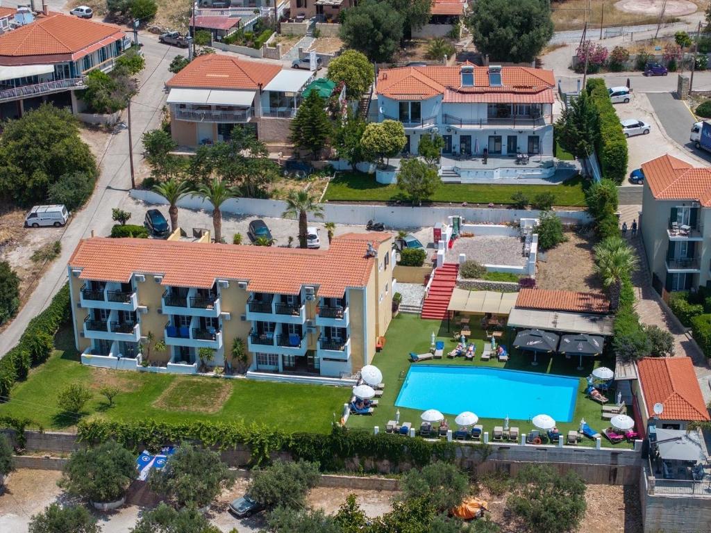 Bazén v ubytování PNOẼ Luxury Apartments nebo v jeho okolí