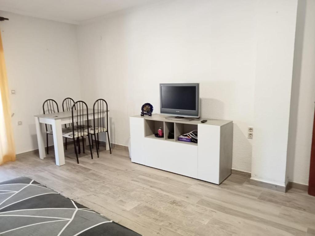 una sala de estar con TV en un armario blanco en Avenida Mediterráneo, en Puerto Sagunto