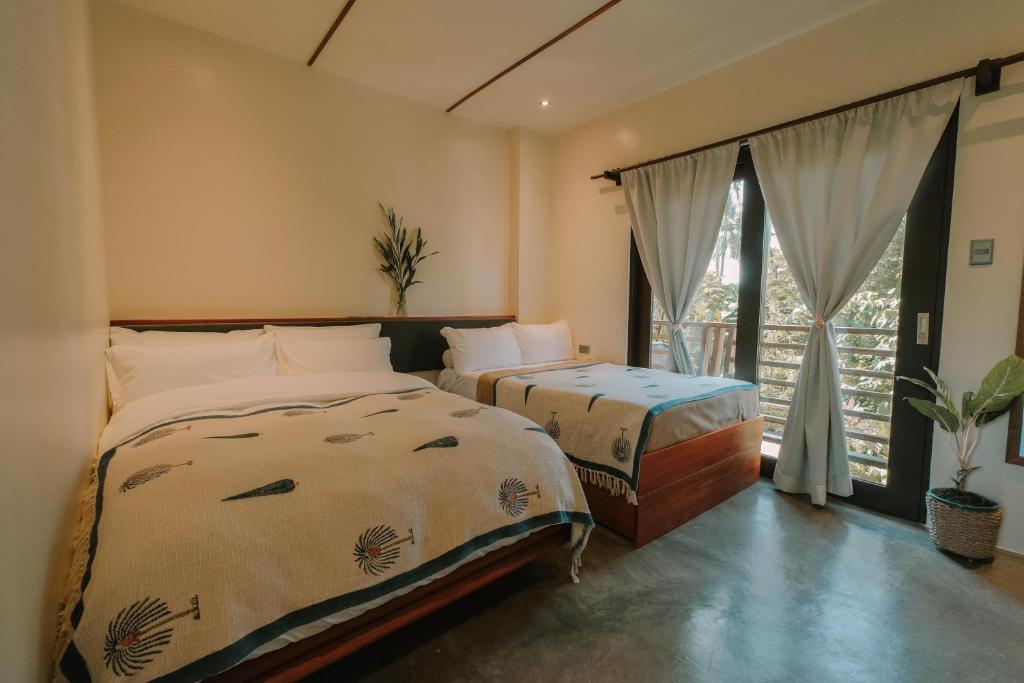 Postel nebo postele na pokoji v ubytování UNLTD Siargao Hotel