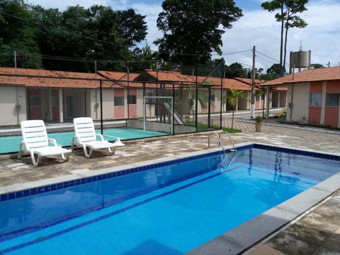 una gran piscina con 2 sillas en Casa de praia em Mosqueiro, en Belém