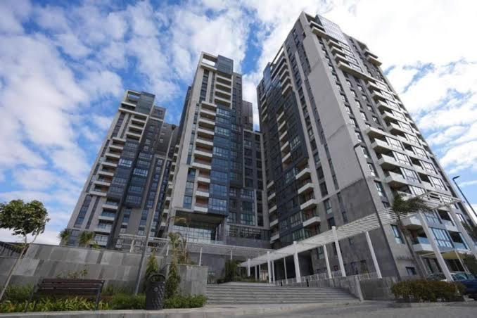 dos edificios altos con escaleras delante de ellos en Jamila Home - Aeon Towers - 704 - Mall of Arabia -Zayed, en Sheikh Zayed