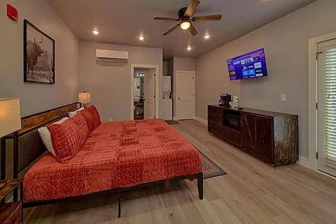 Un dormitorio con una cama y un televisor de pantalla plana. en #2 Studio Town Place 2, en Sevierville