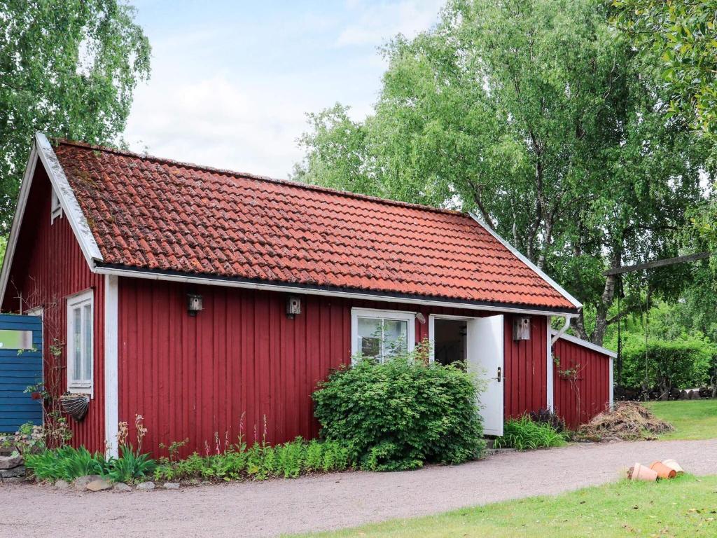 een rood gebouw met een rood dak bij Guest Cottage Near Steninge Beach in Steninge