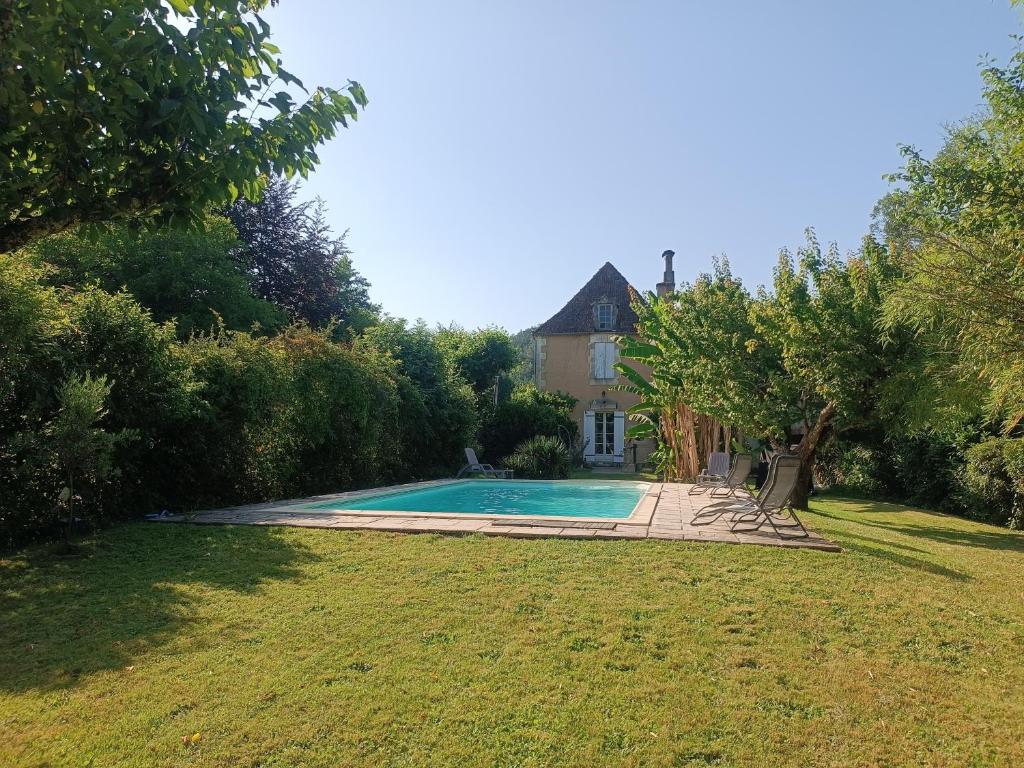 une maison avec une piscine dans une cour dans l'établissement Villa EsquirHall, chambres d'hôtes, à Journiac