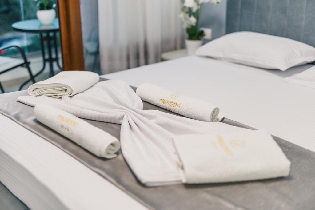 Postel nebo postele na pokoji v ubytování Apart-Hotel President