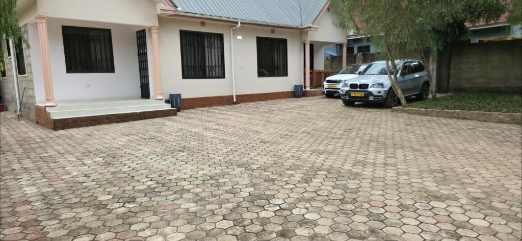 アルーシャにあるEuro Luxe Apartmentsの家の前に停車する車