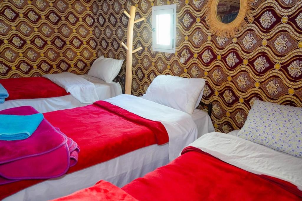 Postel nebo postele na pokoji v ubytování Mustapha Camp Merzouga