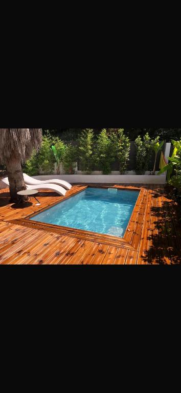 une grande piscine sur une terrasse en bois dans l'établissement Villa Salamandre, à Cannes