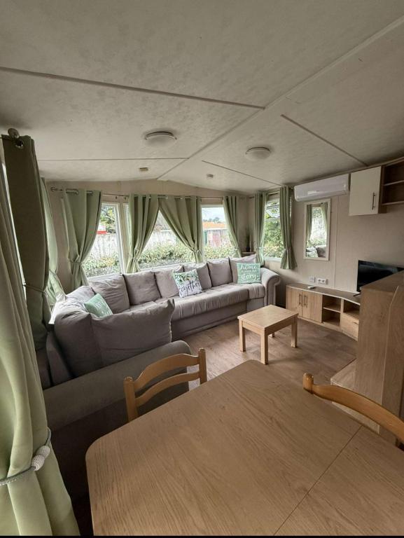 un salon avec un canapé et une table dans l'établissement VICTORY-CELESTE 4 à 6 Places, à Saint-Jean-de-Monts