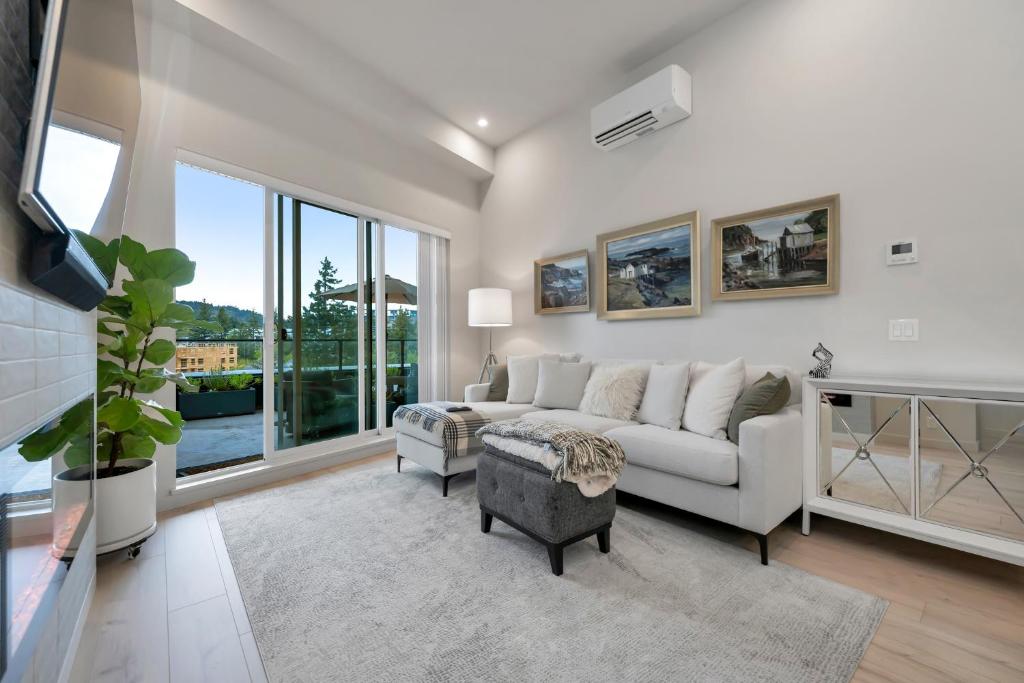 Photo inspiration: Fresh Look at Whirlaway Luxurious One Bedroom Penthouse With Study And 2 Parking