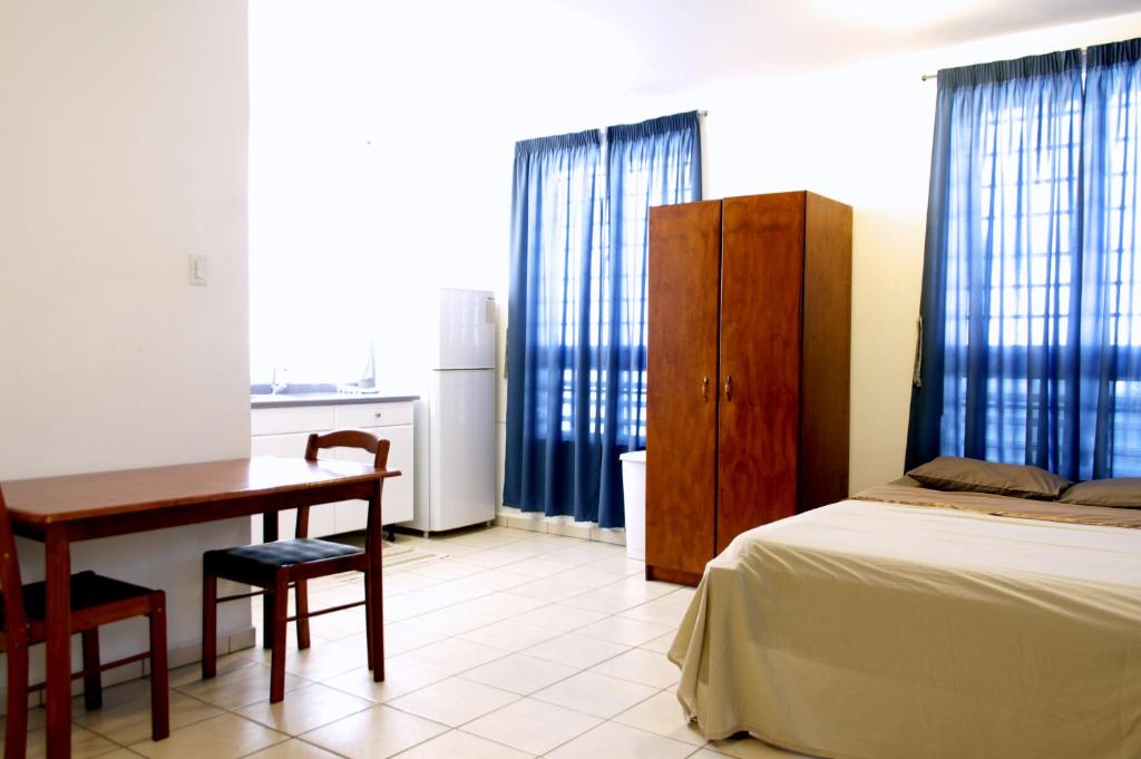 Postel nebo postele na pokoji v ubytování Orange Rembrandt Studio Apartments
