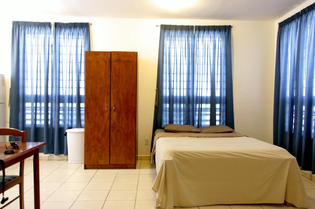 Postel nebo postele na pokoji v ubytování Orange Rembrandt Studio Apartments