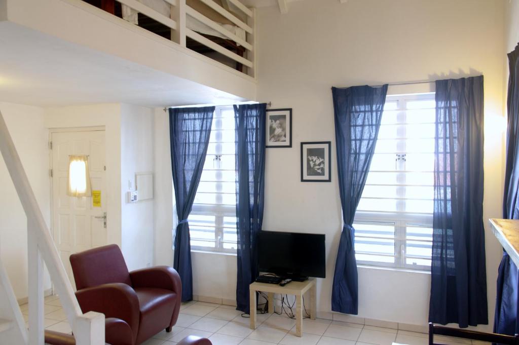 TV a/nebo společenská místnost v ubytování Orange Rembrandt Studio Apartments