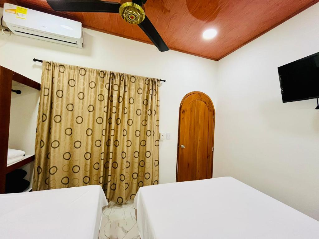 Postel nebo postele na pokoji v ubytování Aparta Hotel Horinthia