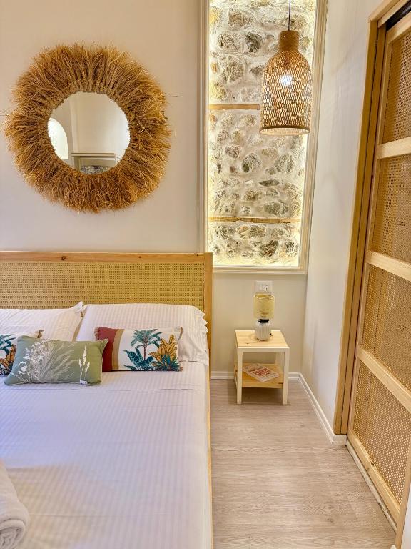 Postel nebo postele na pokoji v ubytování Old Town Suites Muradie