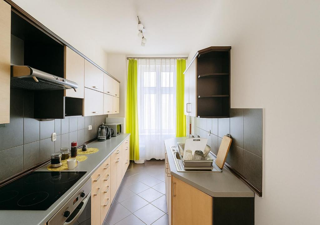 uma cozinha com armários a preto e branco e uma janela em Babel Hostel, Dworzec PKP, Rynek em Breslávia