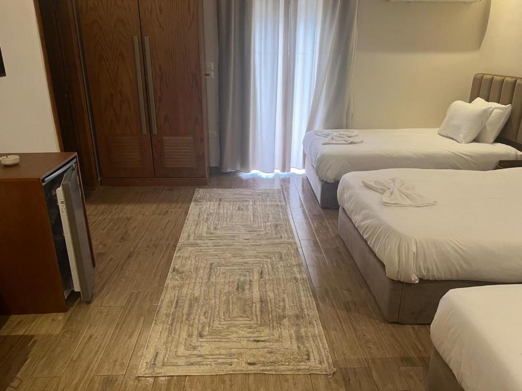 Postel nebo postele na pokoji v ubytování Queen Florya Pyramids