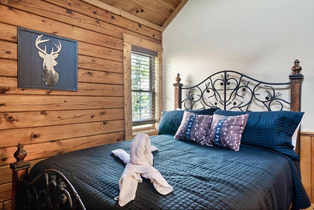 Postel nebo postele na pokoji v ubytování Cozy Cabin Near Smoky w Resort Pool & Grill