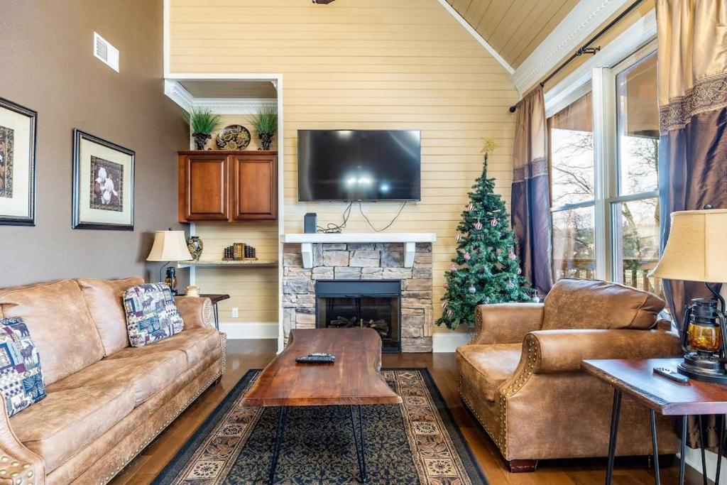 Posezení v ubytování Fun Retreat w Pool Table Hot tub & Grill