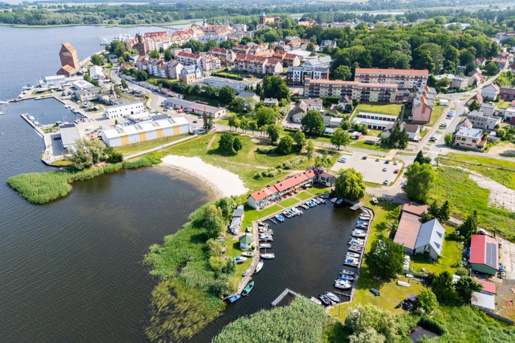 una vista aerea di una piccola città sull'acqua di Domek nad wodą a Kamień Pomorski