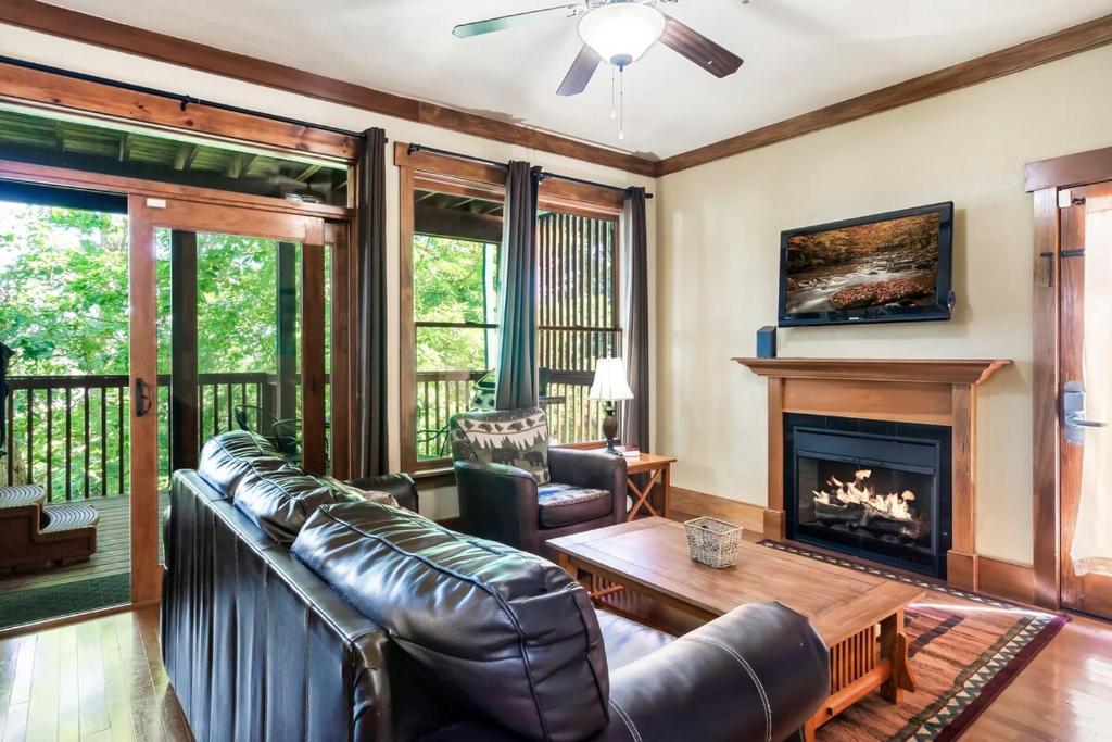 Posezení v ubytování Charming Cabin Getaway w Hot Tub & Grill