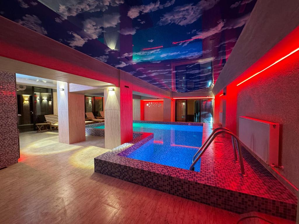 Bazén v ubytování Karo Hotel nebo v jeho okolí