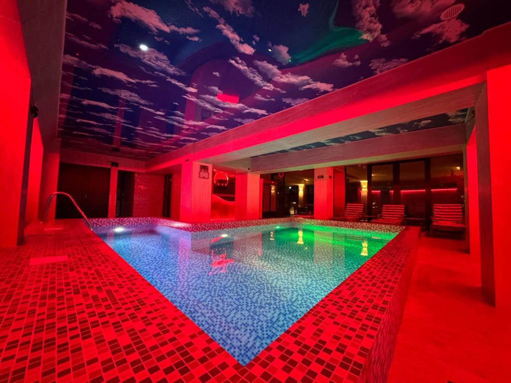 Bazén v ubytování Karo Hotel nebo v jeho okolí