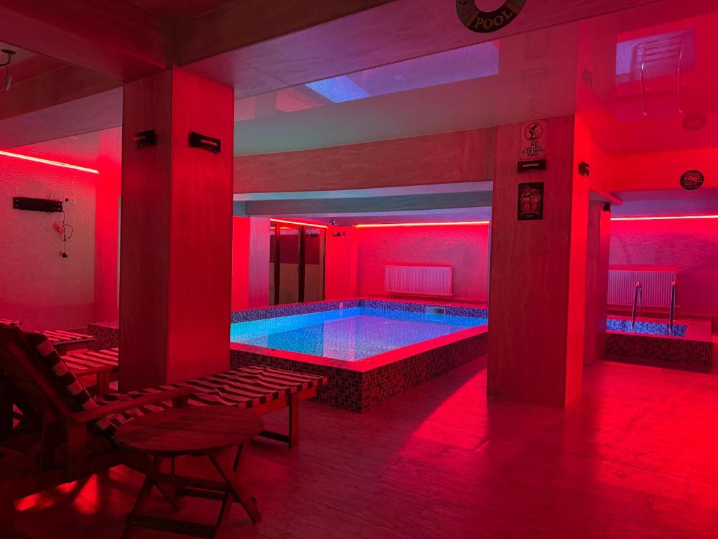 Bazén v ubytování Karo Hotel nebo v jeho okolí