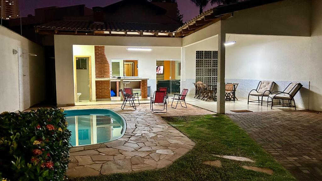 a house with a swimming pool in the yard at Casa Palhano - Piscina & Gourmet in Londrina