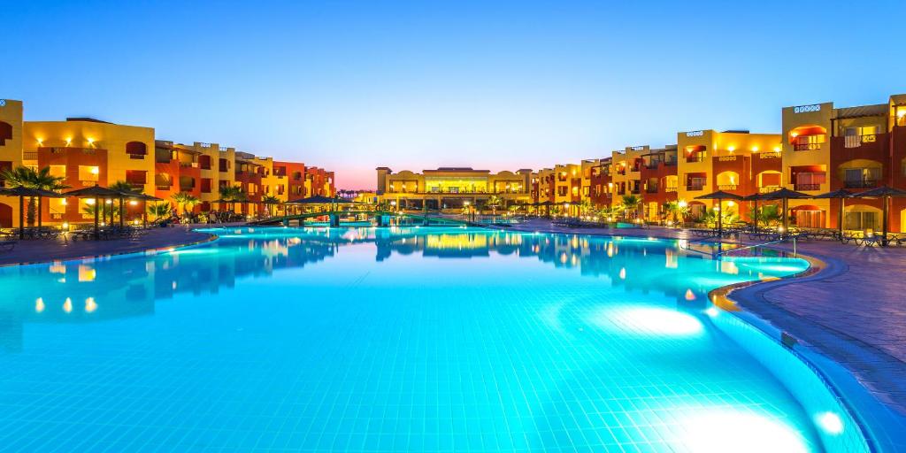uma grande piscina numa cidade com edifícios em Casa Mare Resort - ex, Royal Tulip Beach Resort em Port Ghalib