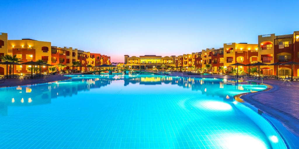 una gran piscina en una ciudad con edificios en Casa Mare Resort - ex, Royal Tulip Beach Resort en Port Ghalib