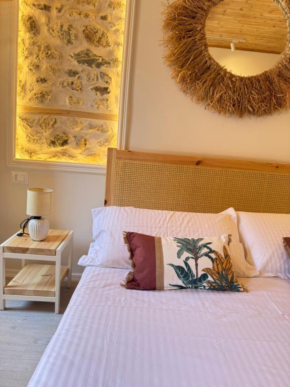 Postel nebo postele na pokoji v ubytování Old Town Suites Muradie