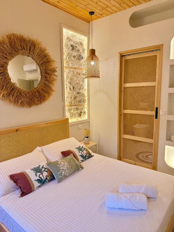 Postel nebo postele na pokoji v ubytování Old Town Suites Muradie