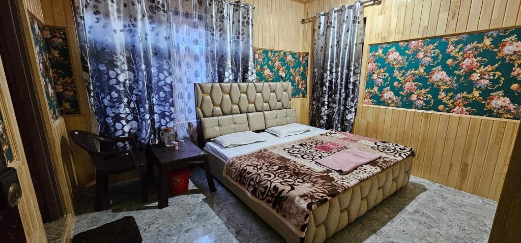 Postel nebo postele na pokoji v ubytování Hotel First Kashmir