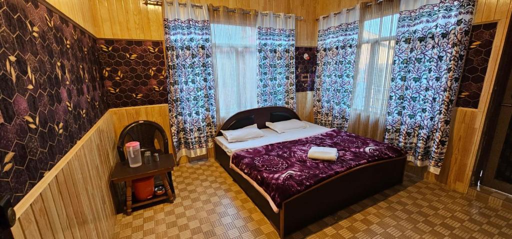 Postel nebo postele na pokoji v ubytování Hotel First Kashmir