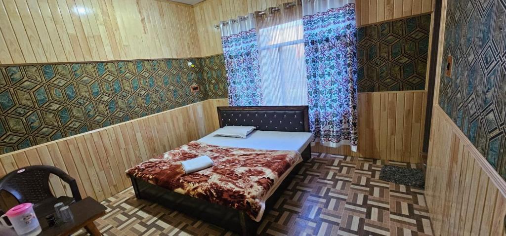Postel nebo postele na pokoji v ubytování Hotel First Kashmir