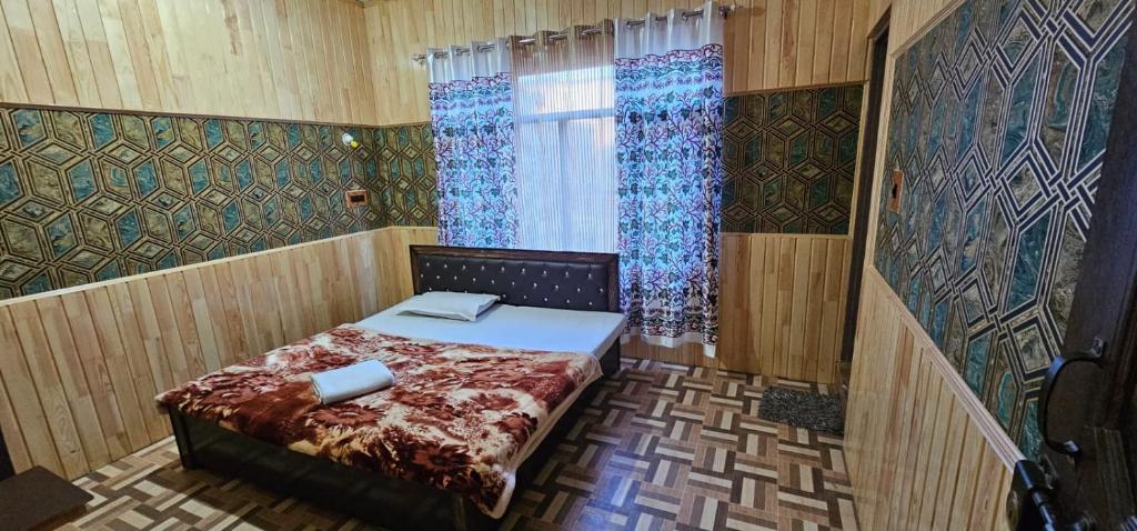 Postel nebo postele na pokoji v ubytování Hotel First Kashmir