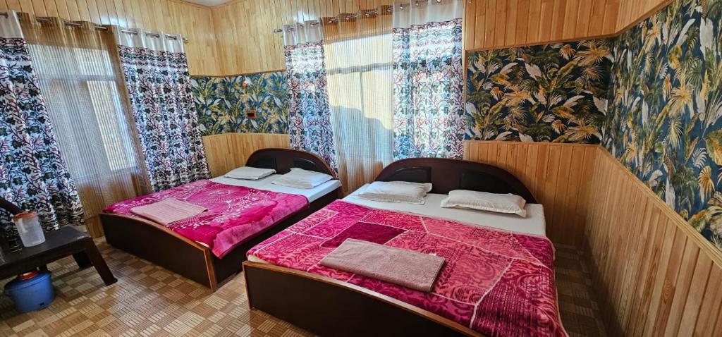 Postel nebo postele na pokoji v ubytování Hotel First Kashmir