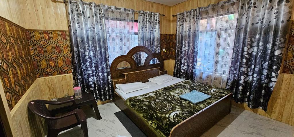 Postel nebo postele na pokoji v ubytování Hotel First Kashmir