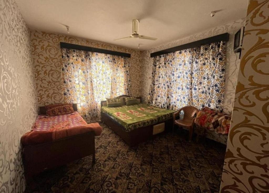 Postel nebo postele na pokoji v ubytování Hotel First Kashmir