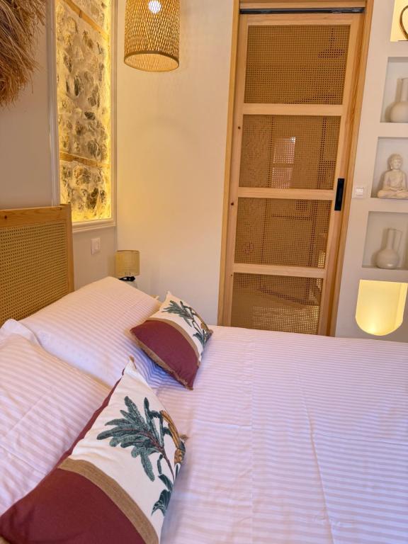 Postel nebo postele na pokoji v ubytování Old Town Suites Muradie