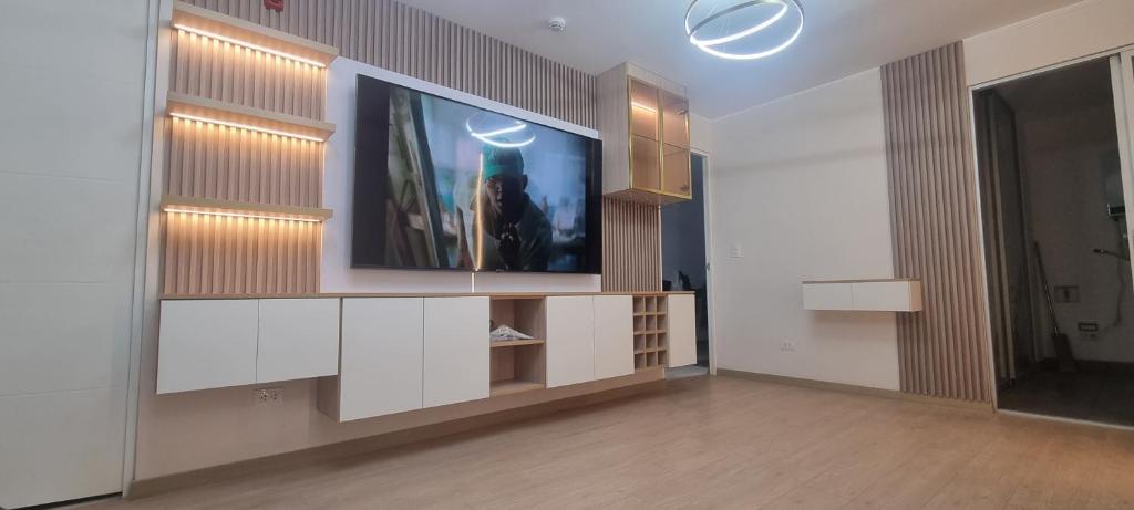 Μια τηλεόραση ή/και κέντρο ψυχαγωγίας στο Habitación privada con baño