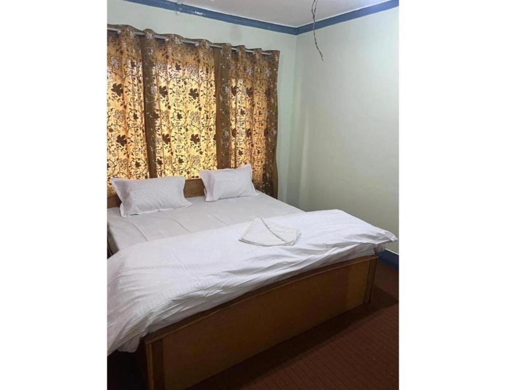 Postel nebo postele na pokoji v ubytování Hotel First Kashmir